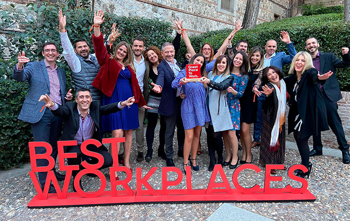 Foto de grupo de UNIVERSITAS XXI, con los brazos levantados, en señaL de triunfo.